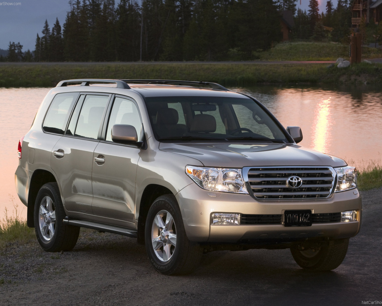 Красивый автомобиль Toyota Land Cruiser 200 в Москве