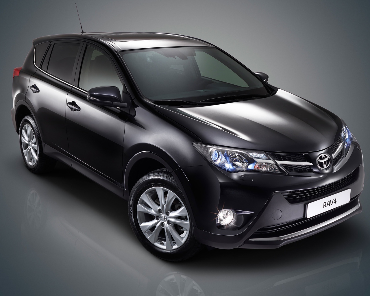 Красивый автомобиль Toyota RAV4