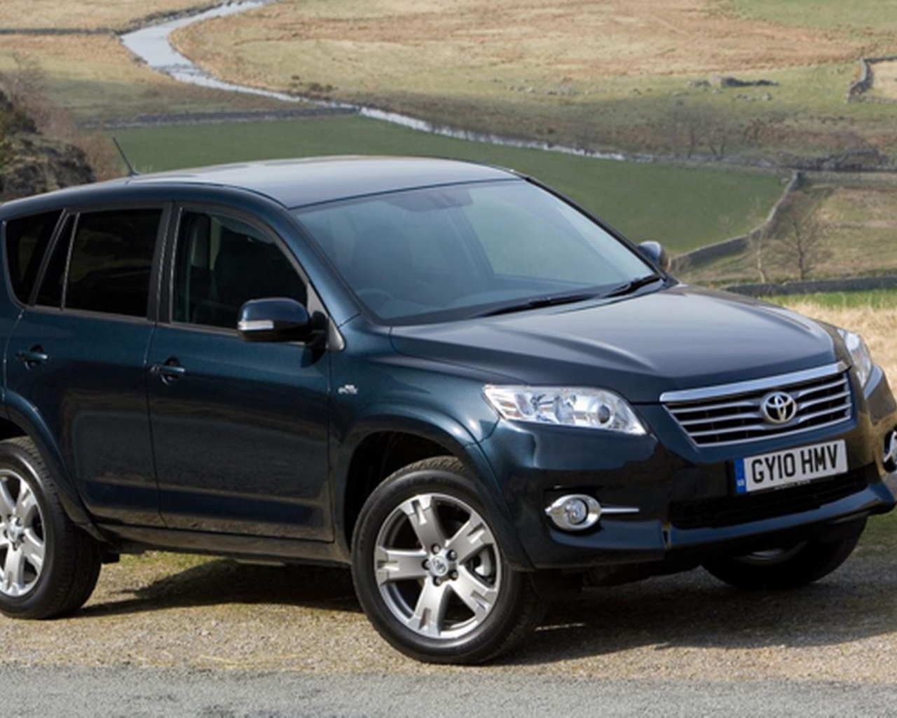 Красивый автомобиль Toyota RAV4 в Москве