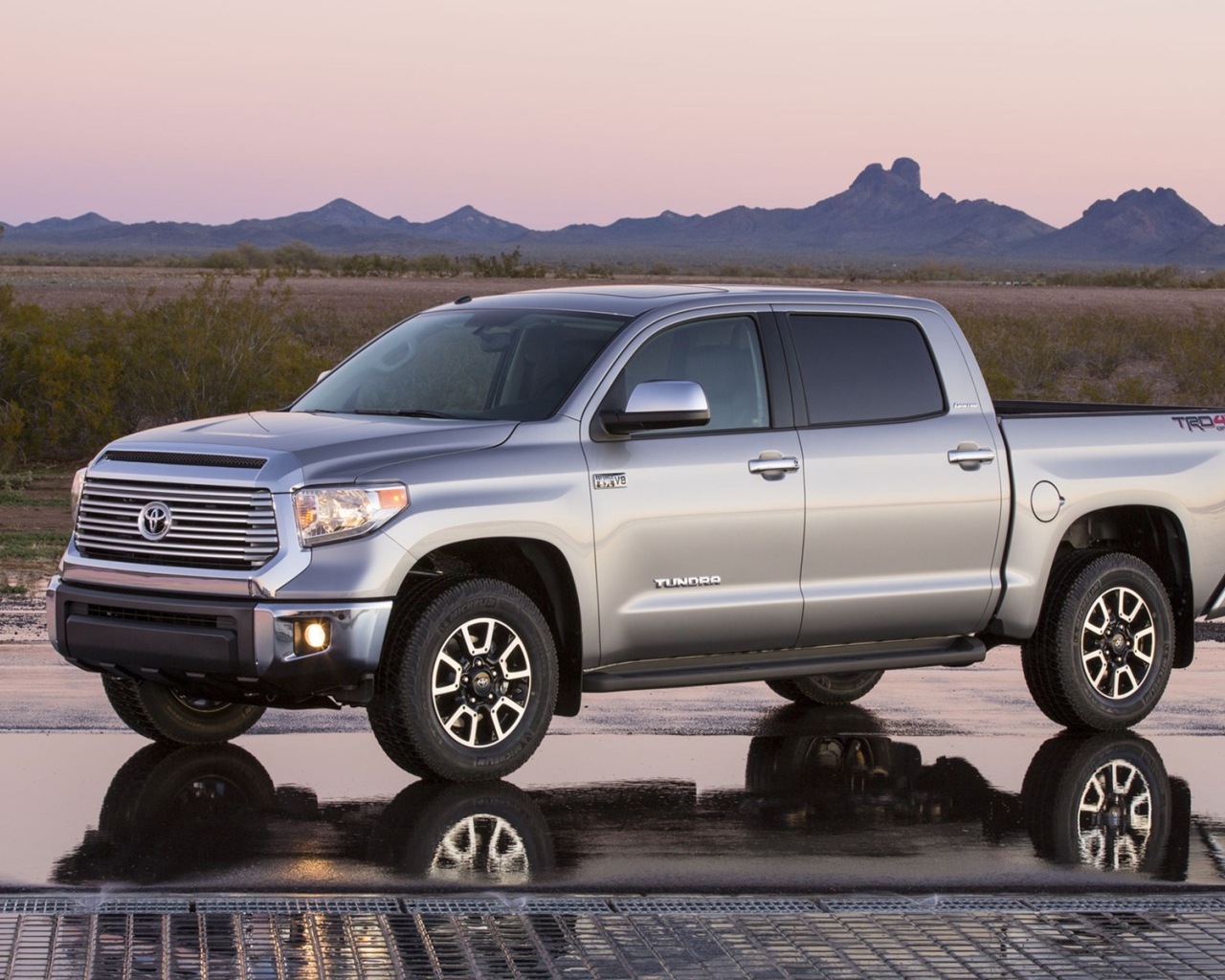 Красивый автомобиль Toyota Tundra 2014