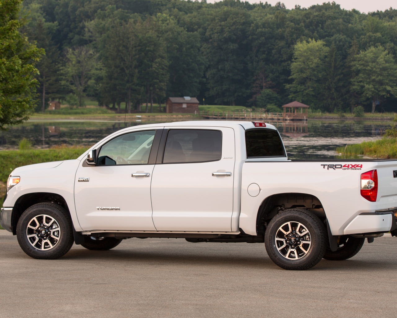 Красивый автомобиль Toyota Tundra 2014 в Москве