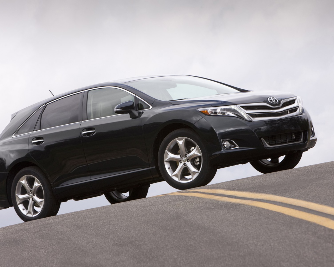 Красивый автомобиль Toyota Venza