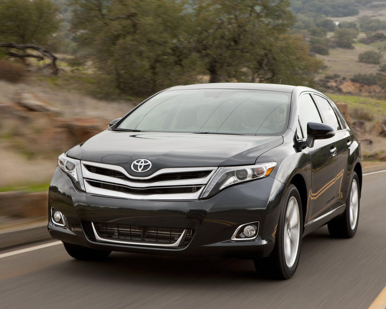 Красивый автомобиль Toyota Venza в Москве