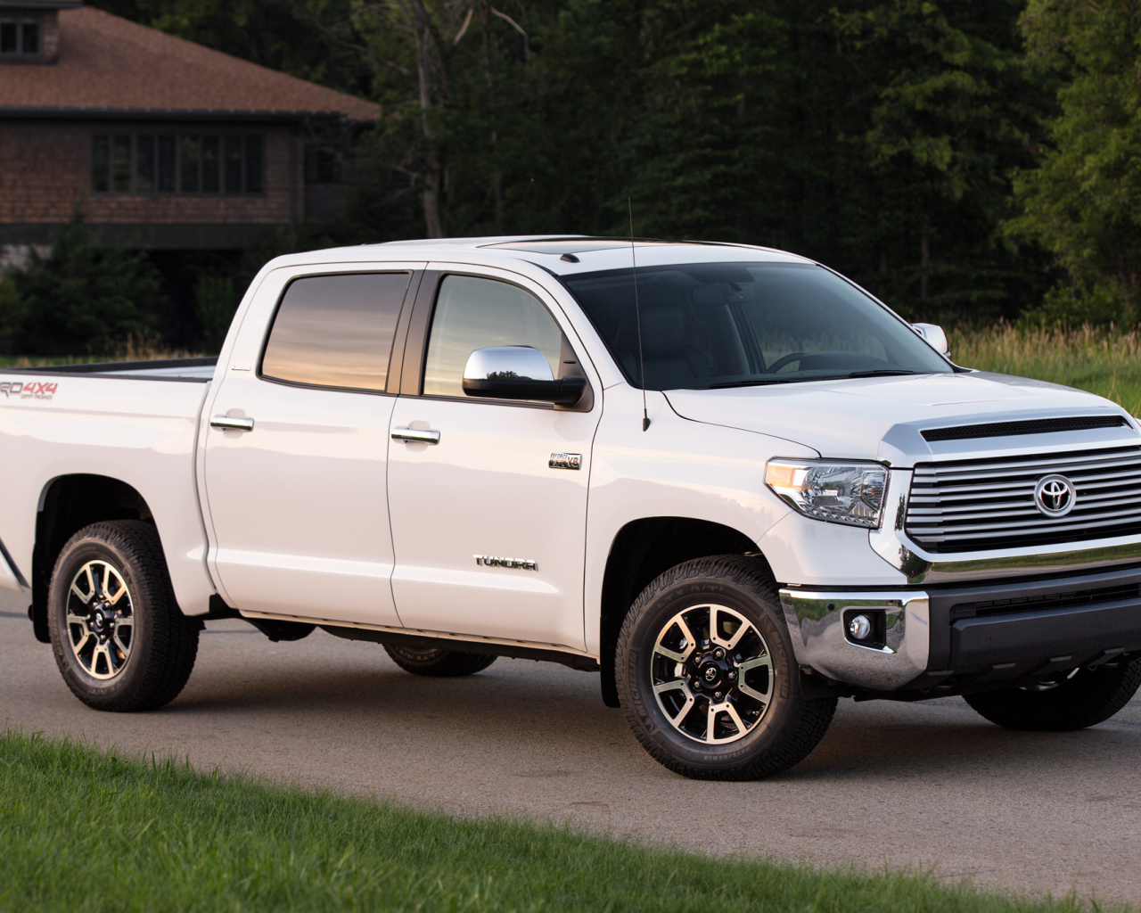 Новая машина Toyota Tundra 2014