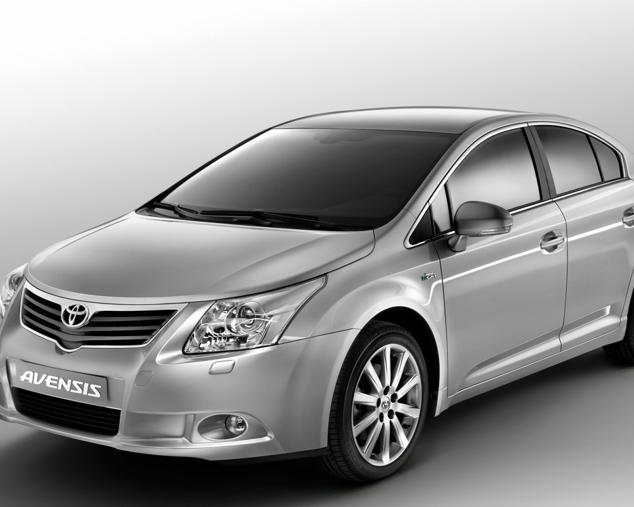 Новый автомобиль Toyota Avensis 2013
