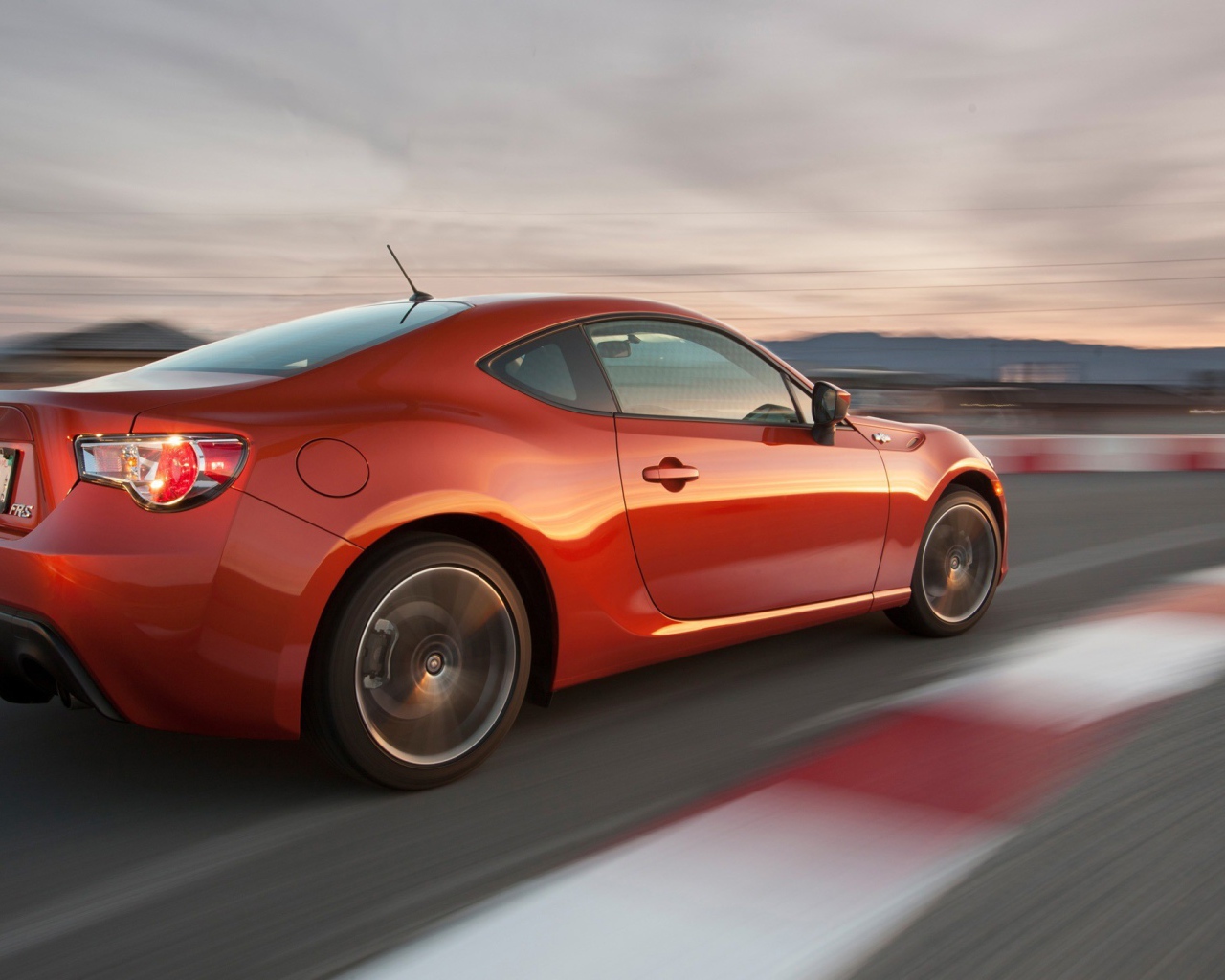 Спортивная Тойота на дороге