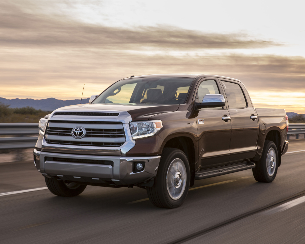 Тест драйв автомобиля Toyota Tundra 2014