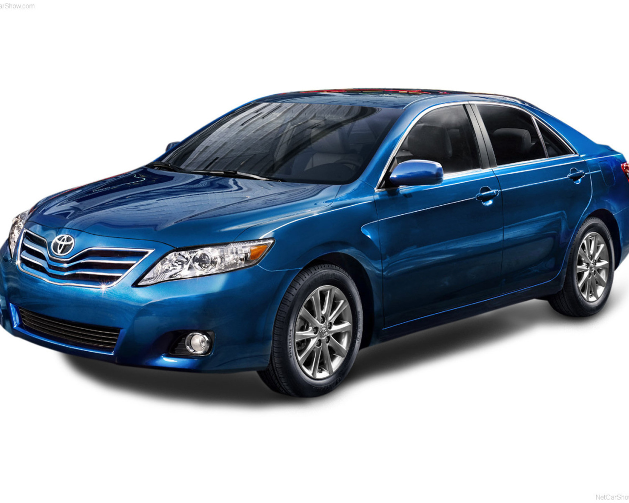 Автомобиль Toyota Camry на дороге