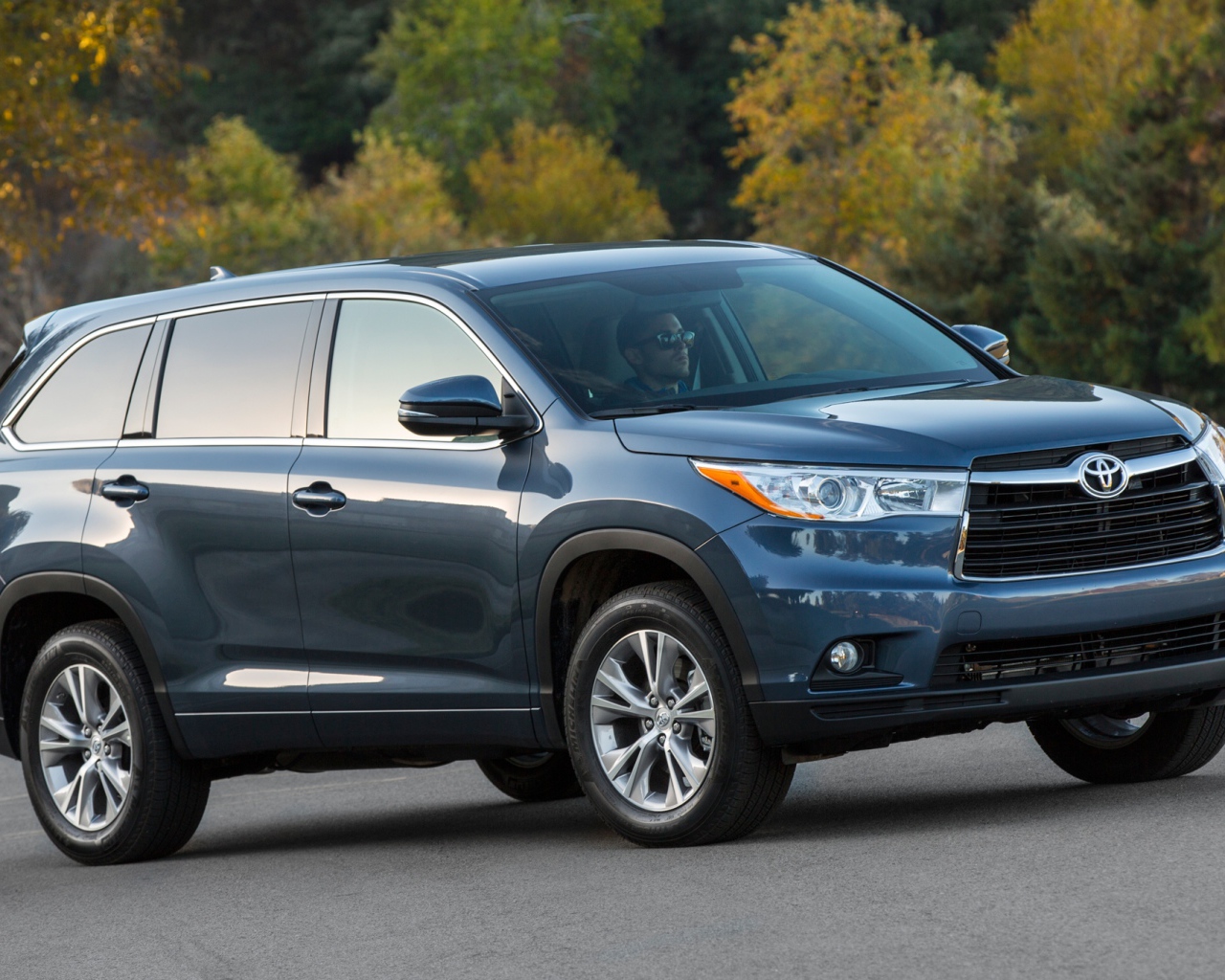 Автомобиль Toyota Highlander 2014 на дороге