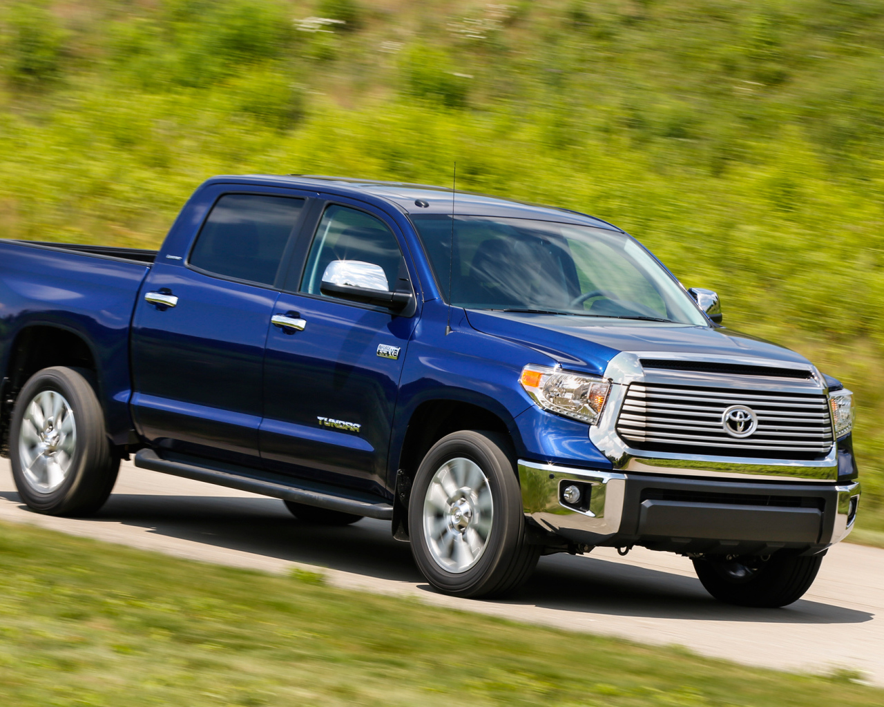 Автомобиль Toyota Tundra 2014 на дороге 