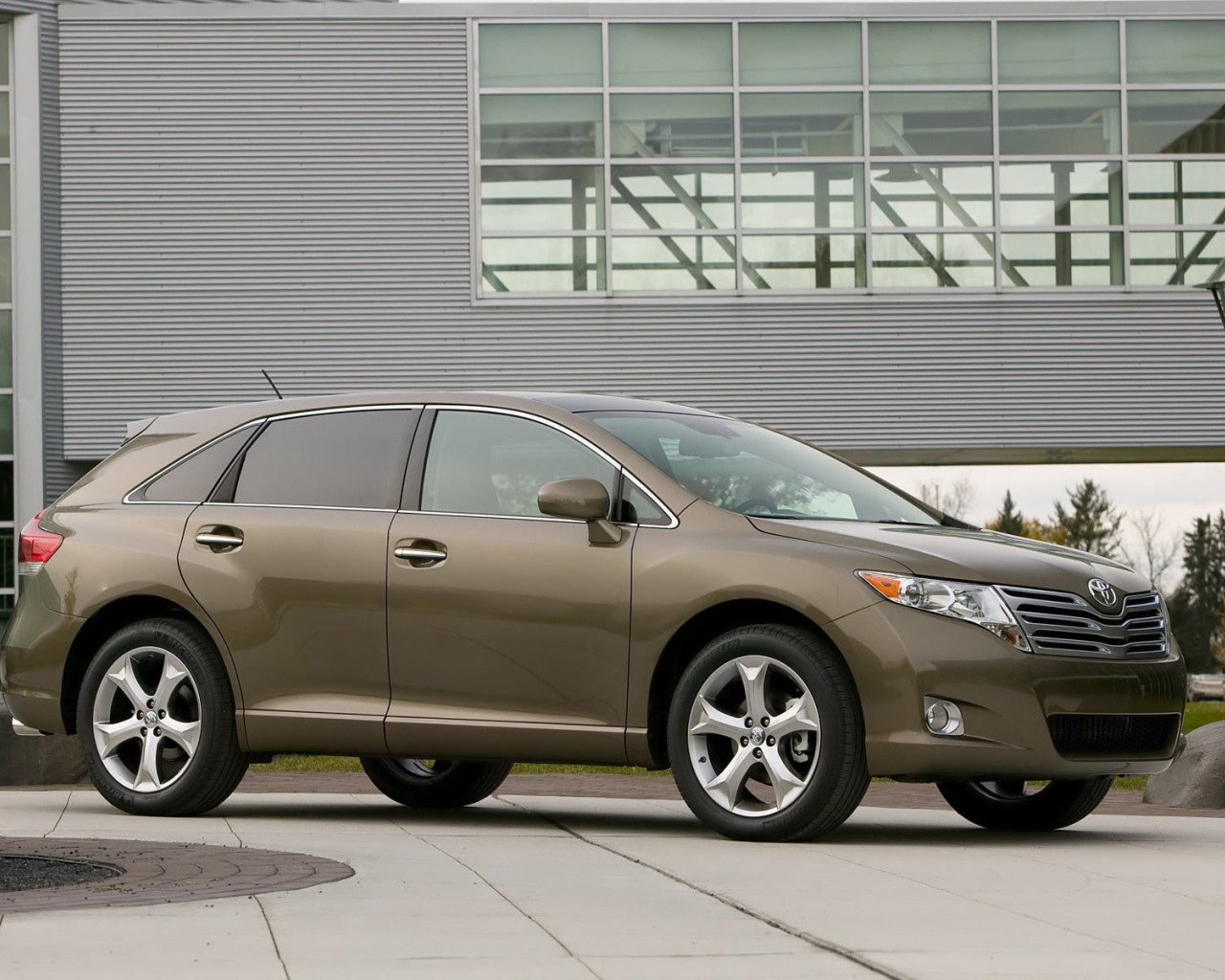 Автомобиль Toyota Venza на дороге