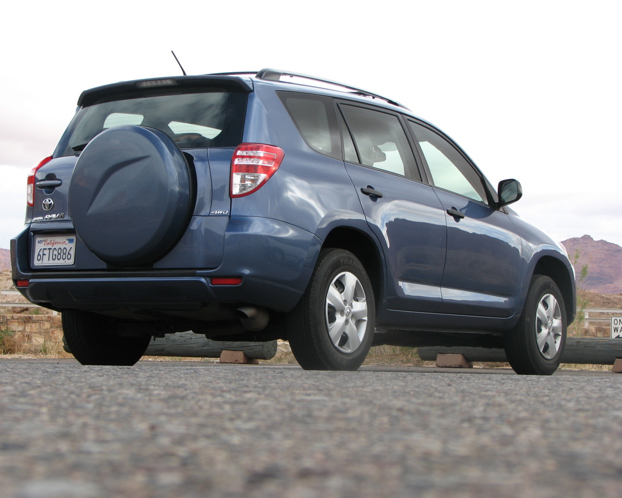 Автомобиль марки Toyota модели RAV4