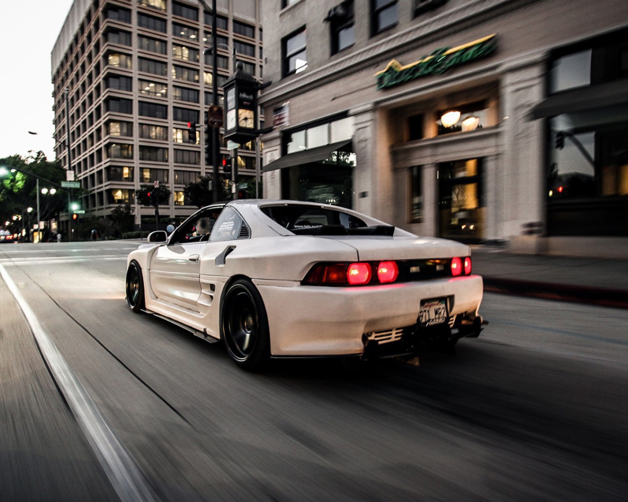 Тойота на улице города