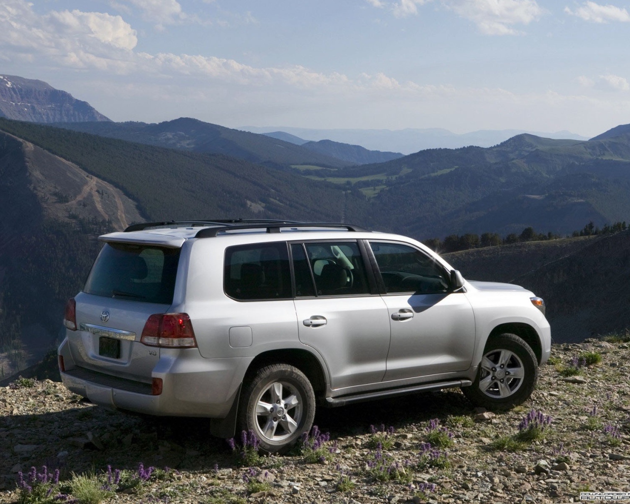 Новая машина Toyota Land Cruiser 200