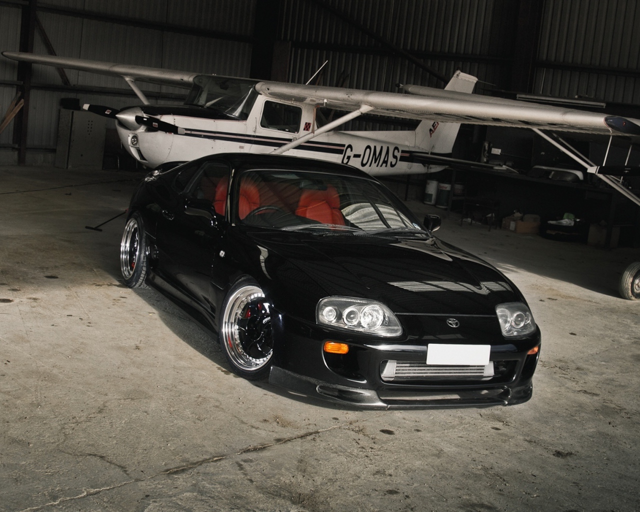 Черная тойота и самолет