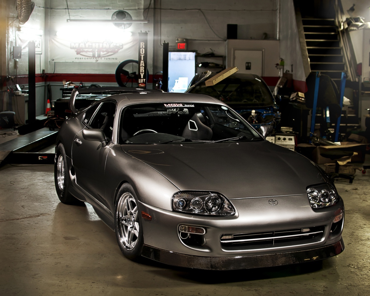 Серая тойота в сервисе