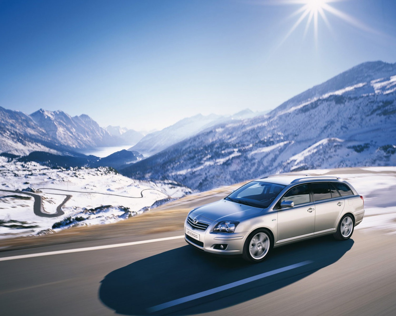 Тойота в заснеженных горах