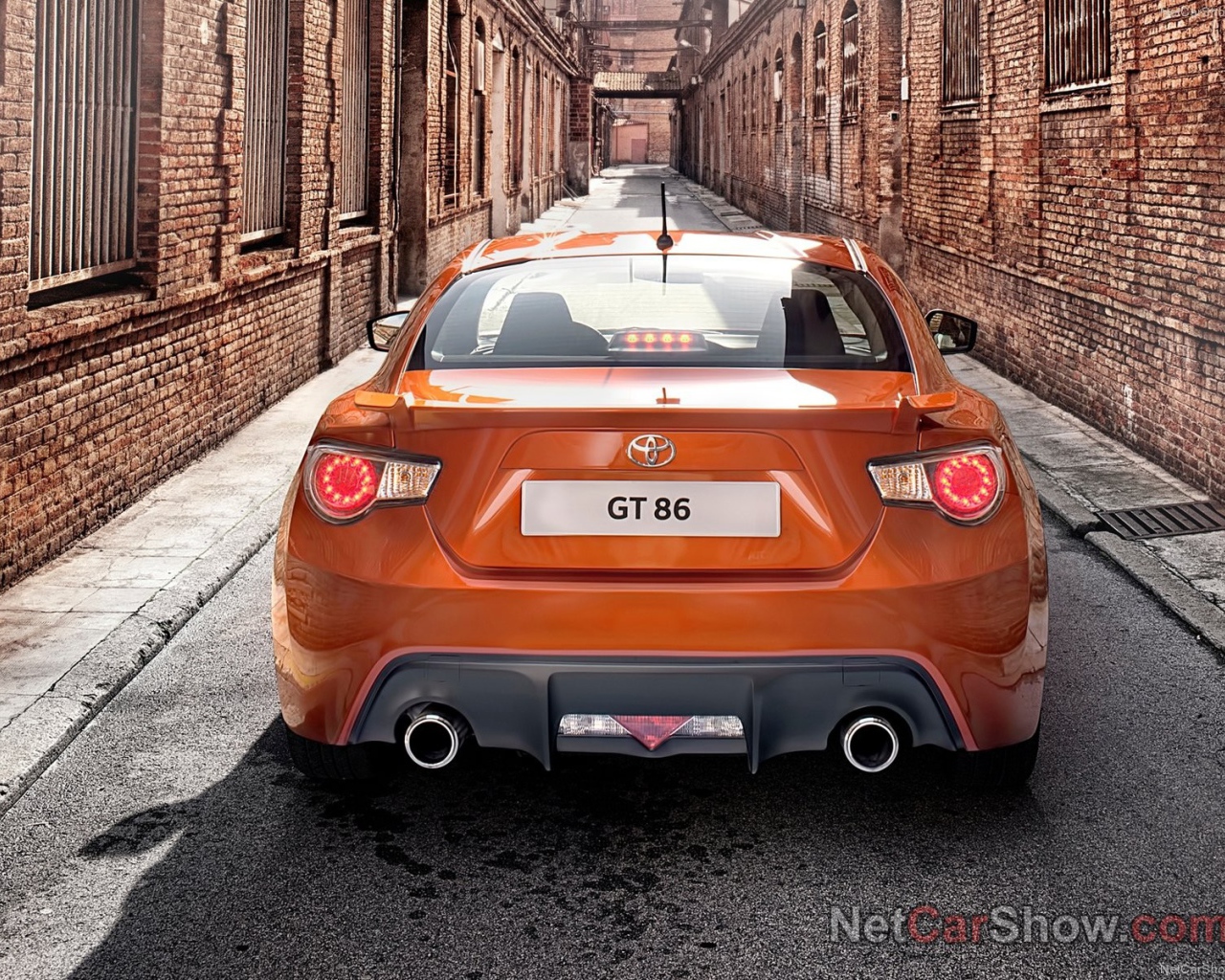 Тойота на узкой улице