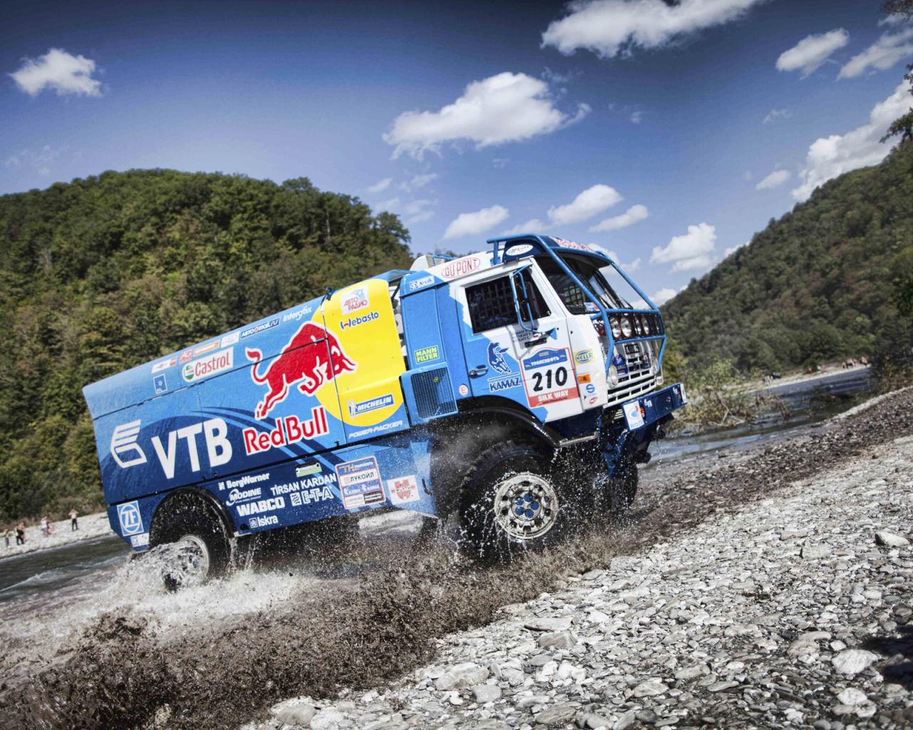 Камаз на трассе Париж-Дакар