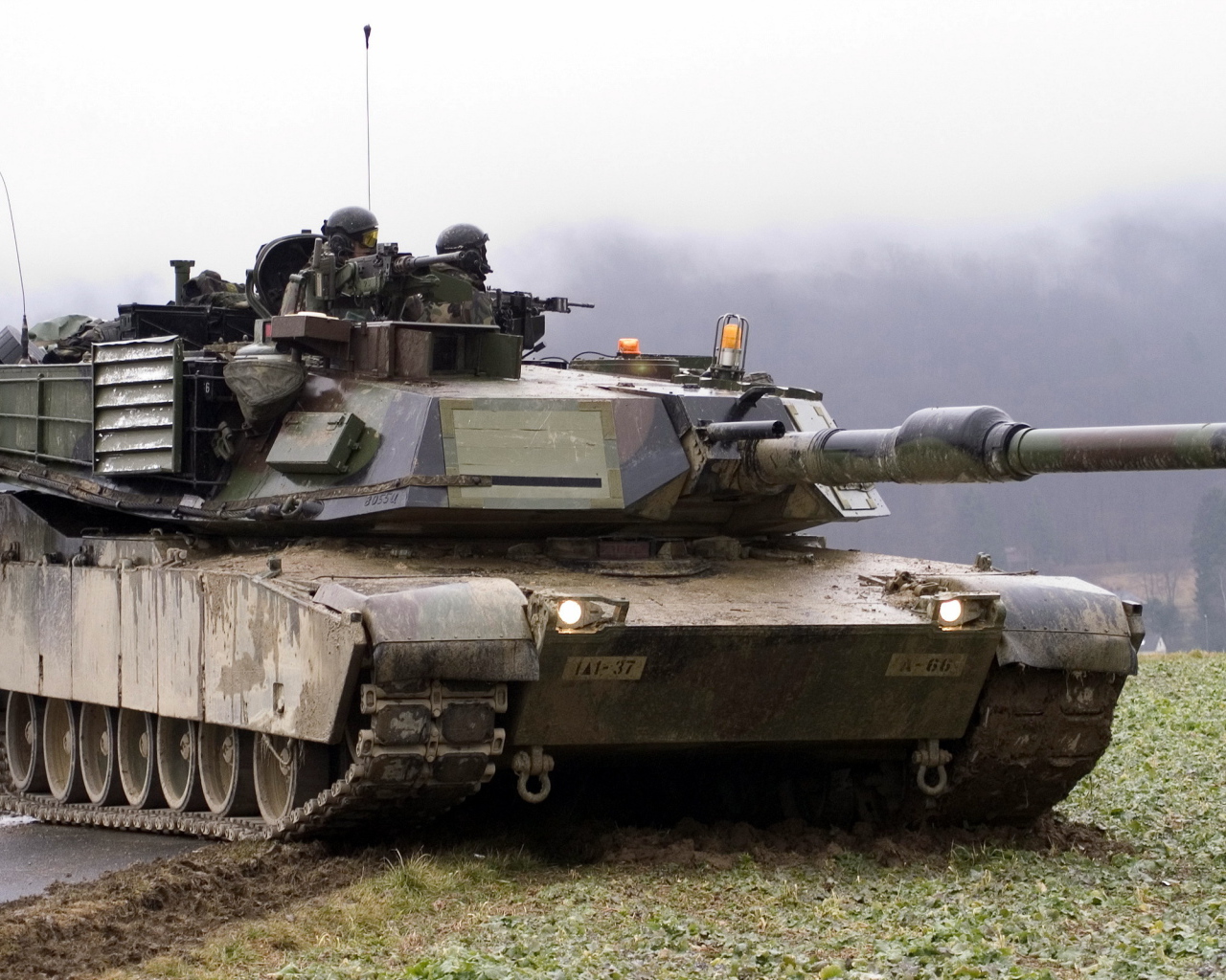 Два солдата на танке