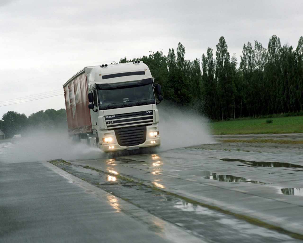 Автомобиль на мокрой дороге