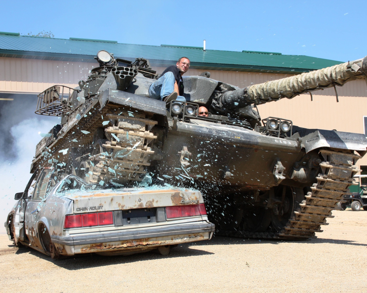 Танк наехал на автомобиль