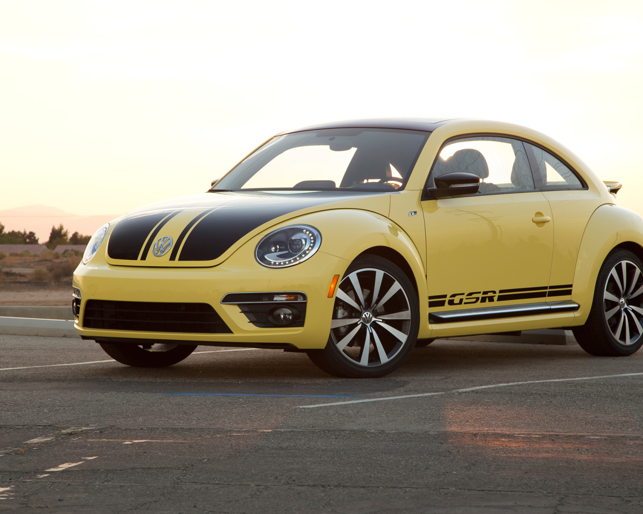 Автомобиль Volkswagen Beetle 2014 на дороге 