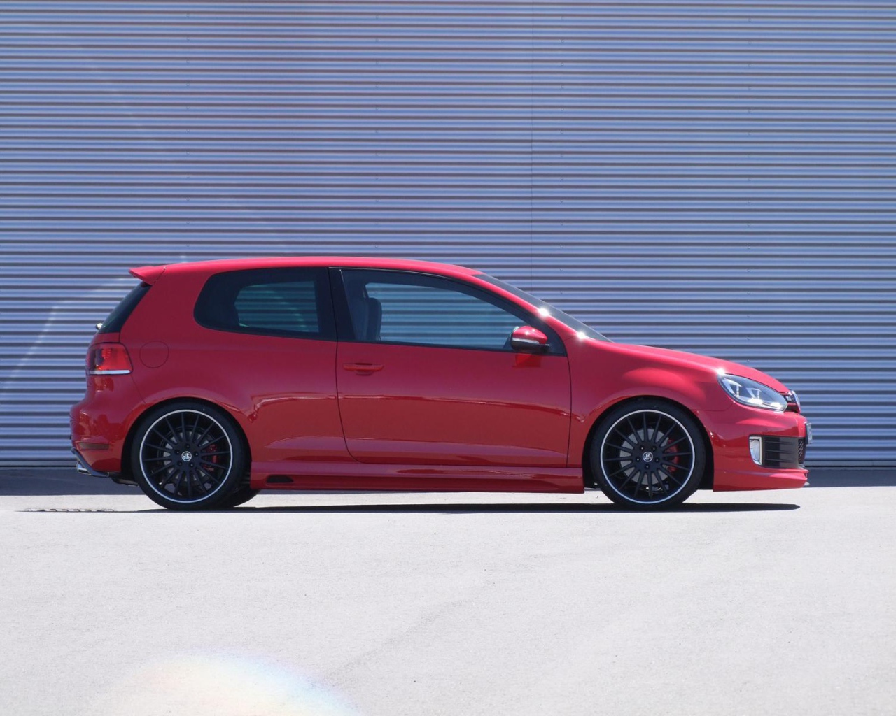 Красивый автомобиль Golf GTI 2014 года