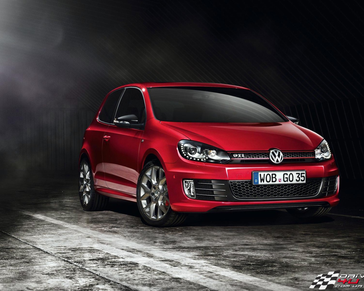 Красивый автомобиль Golf GTI 2014 года в Москве