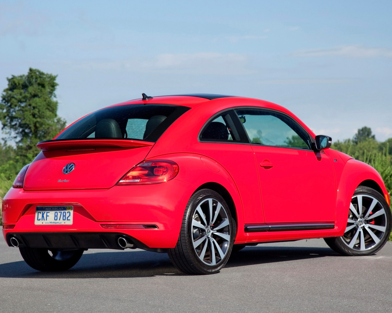 Красивый автомобиль Volkswagen Beetle 2014 в Москве