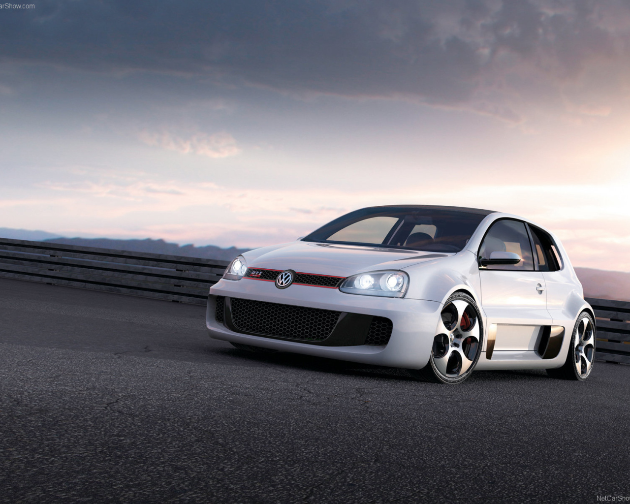 Красивый автомобиль Volkswagen Golf