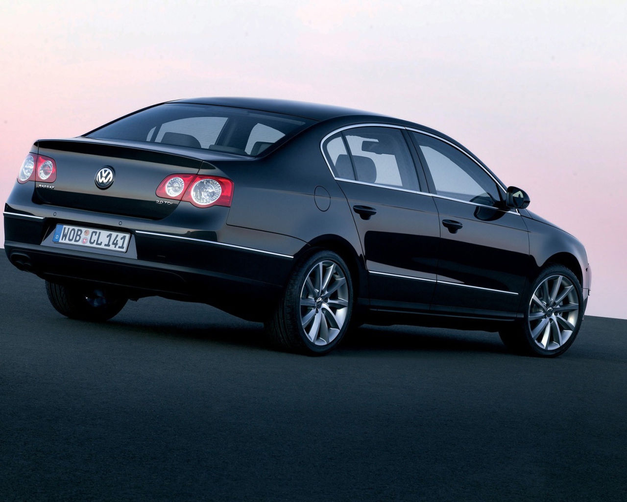 Красивый автомобиль Volkswagen Passat в Москве