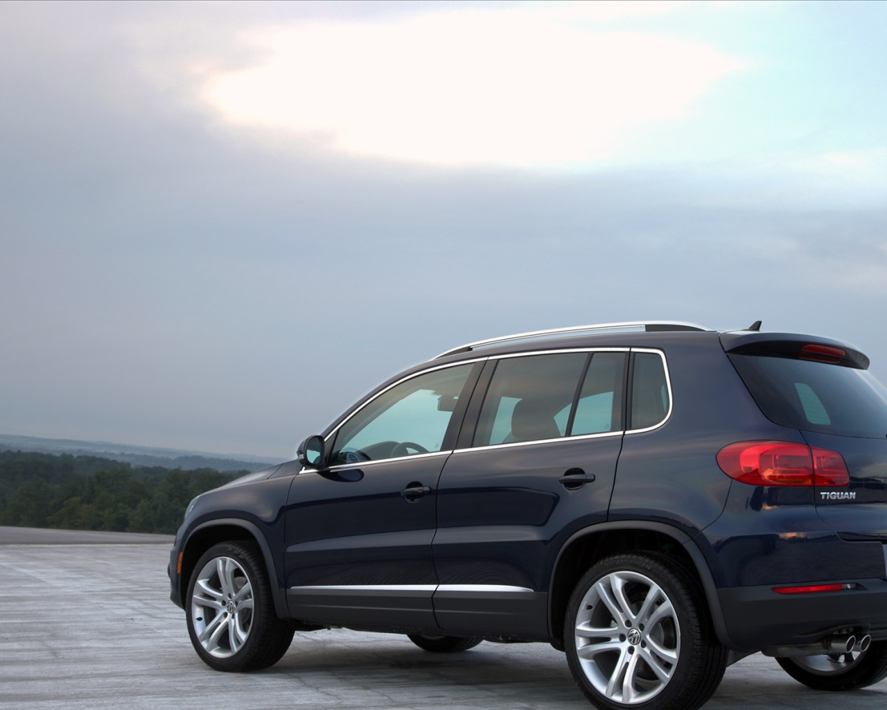 Красивый автомобиль Volkswagen Tiguan