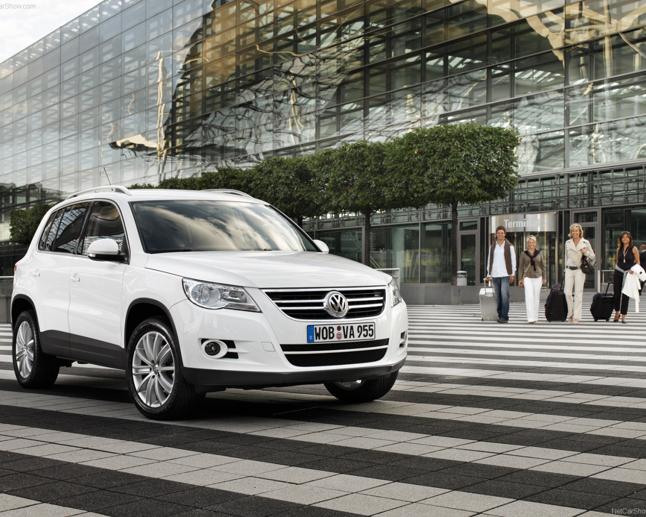 Красивый автомобиль Volkswagen Tiguan в Москве