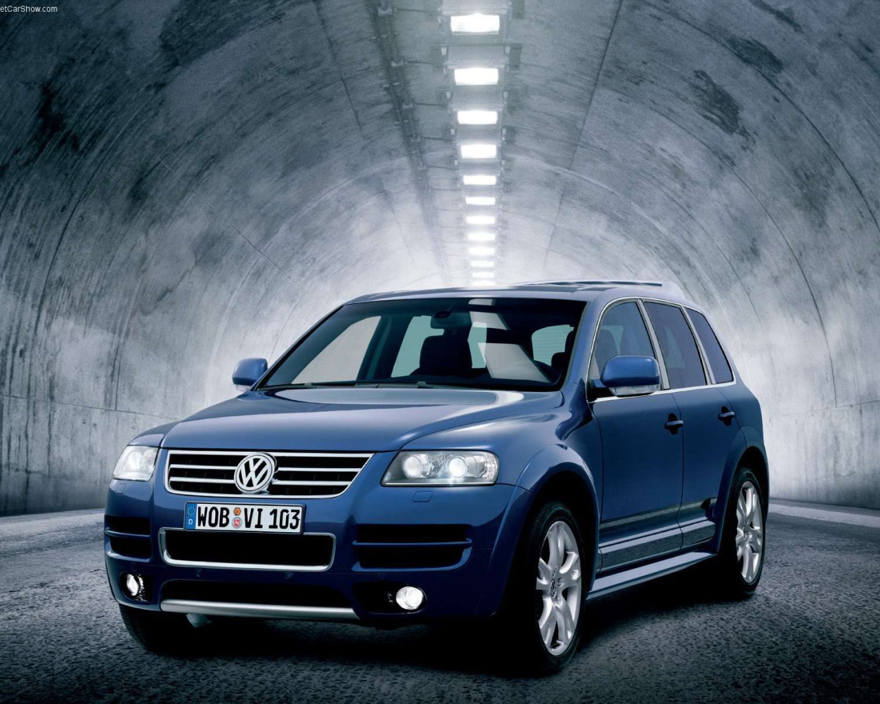 Красивый автомобиль Volkswagen Touareg в Москве