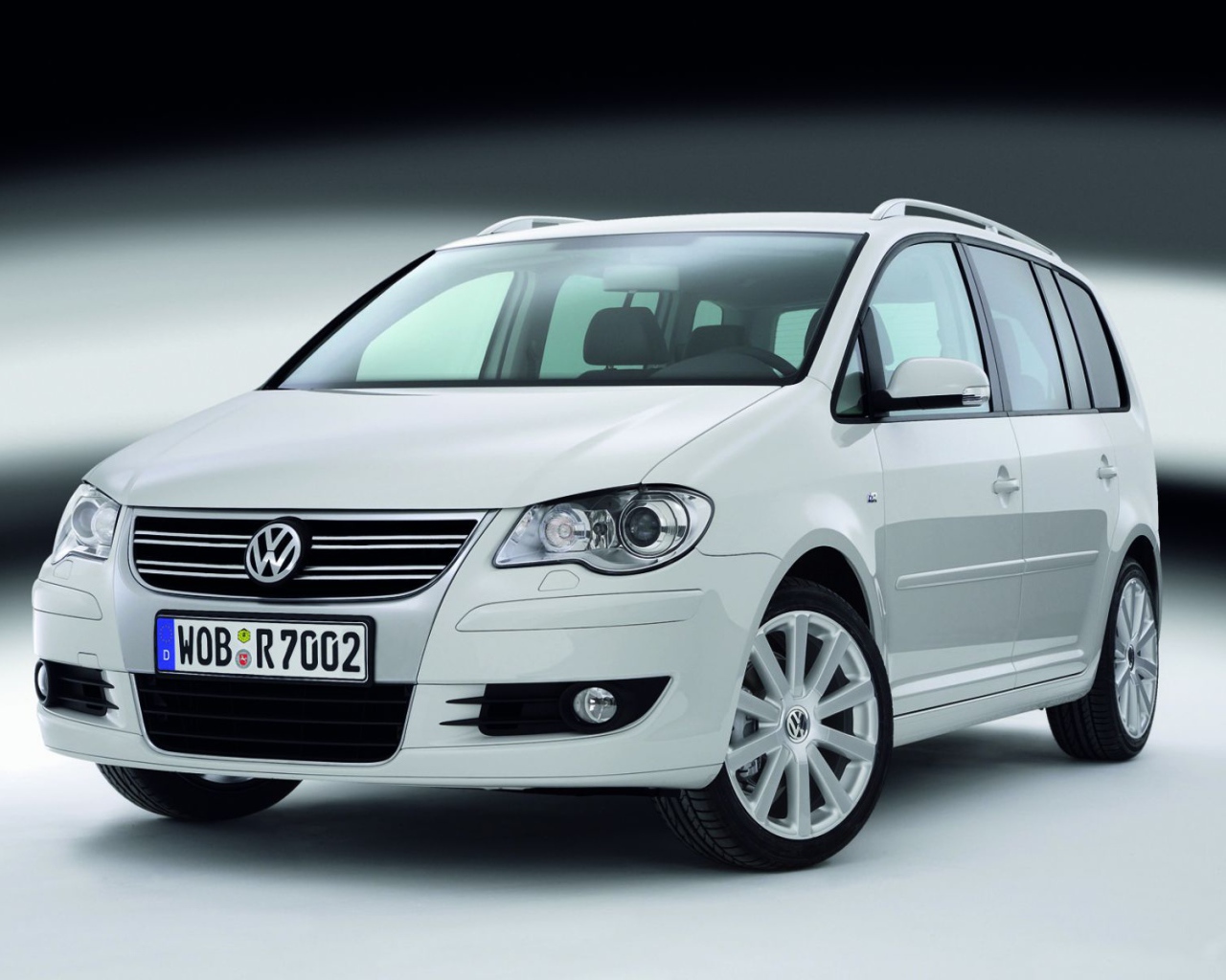 Красивый автомобиль Volkswagen Touran