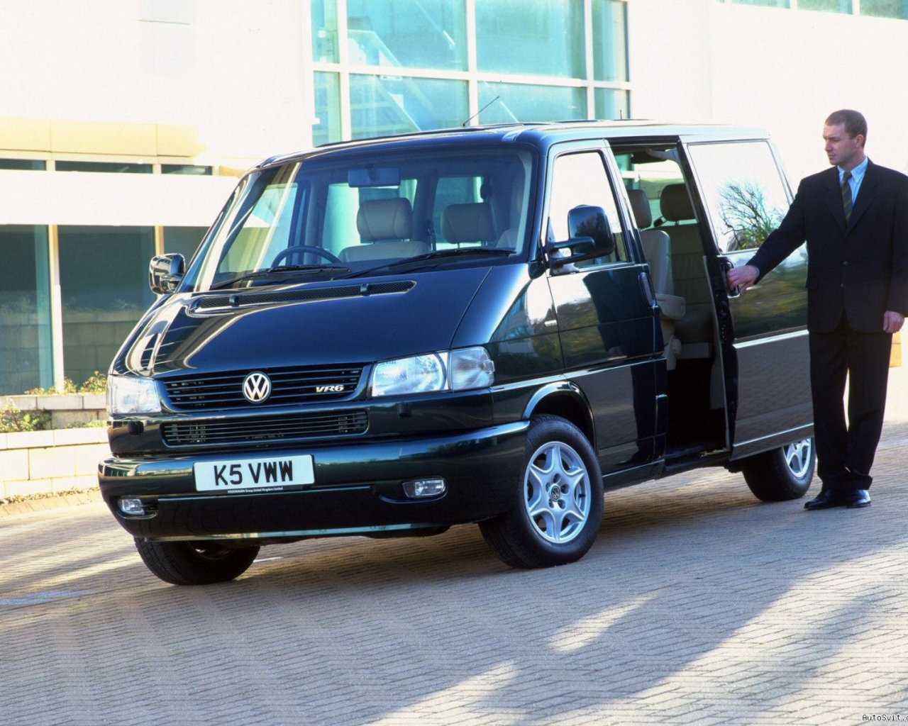 Красивый автомобиль Volkswagen Transporter