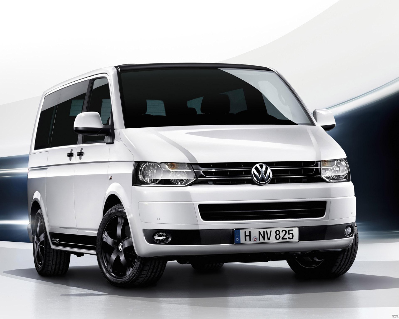 Красивый автомобиль Volkswagen Transporter в Москве