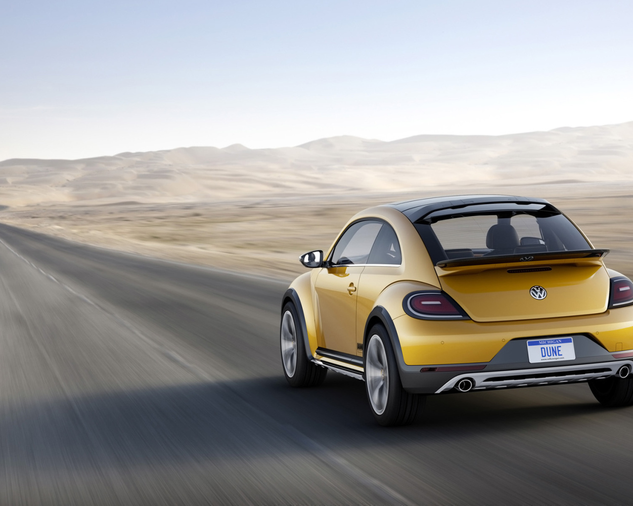 Автомобиль Volkswagen Beetle Dune 2014 на дороге 