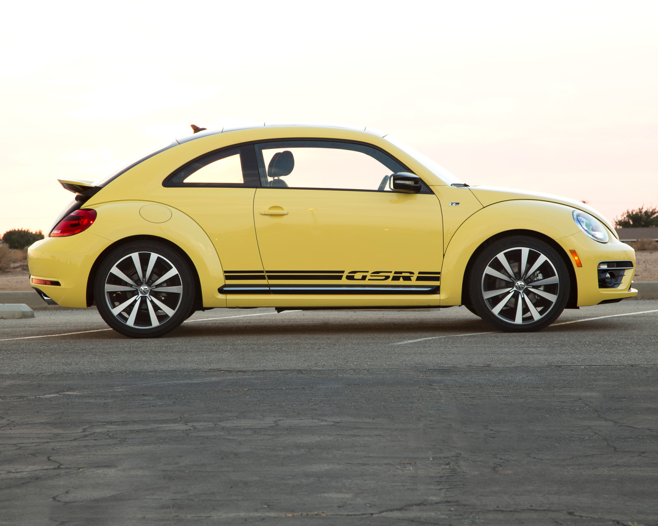 Новая машина Volkswagen Beetle 2014