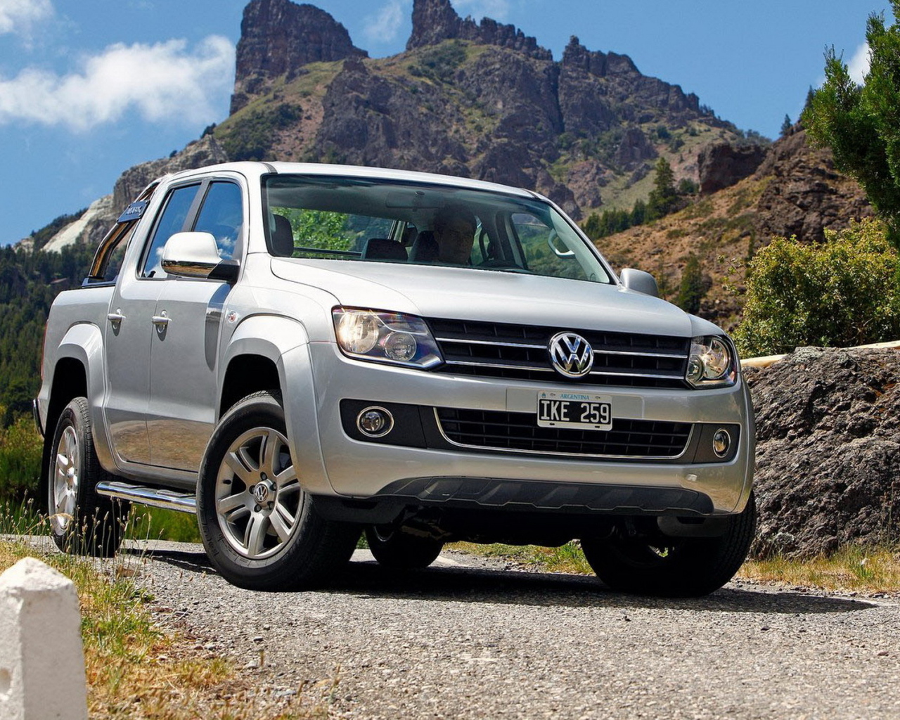 Автомобиль Volkswagen Amarok на дороге