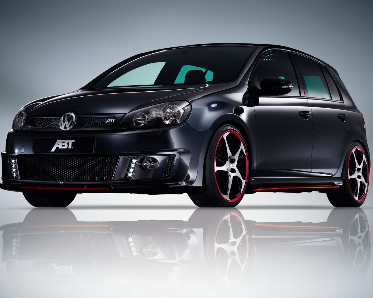 Автомобиль Volkswagen Golf на дороге