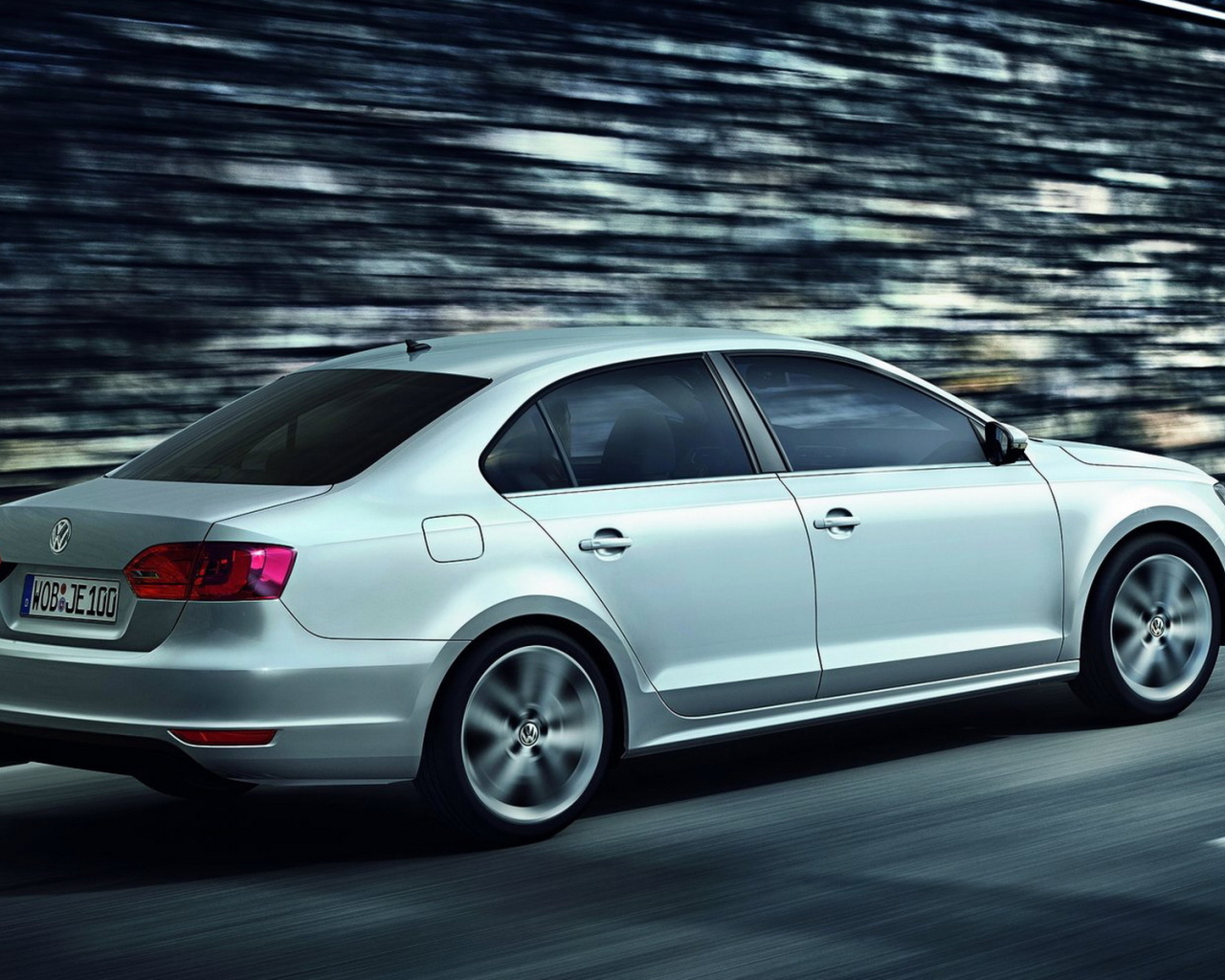 Автомобиль Volkswagen Jetta на дороге