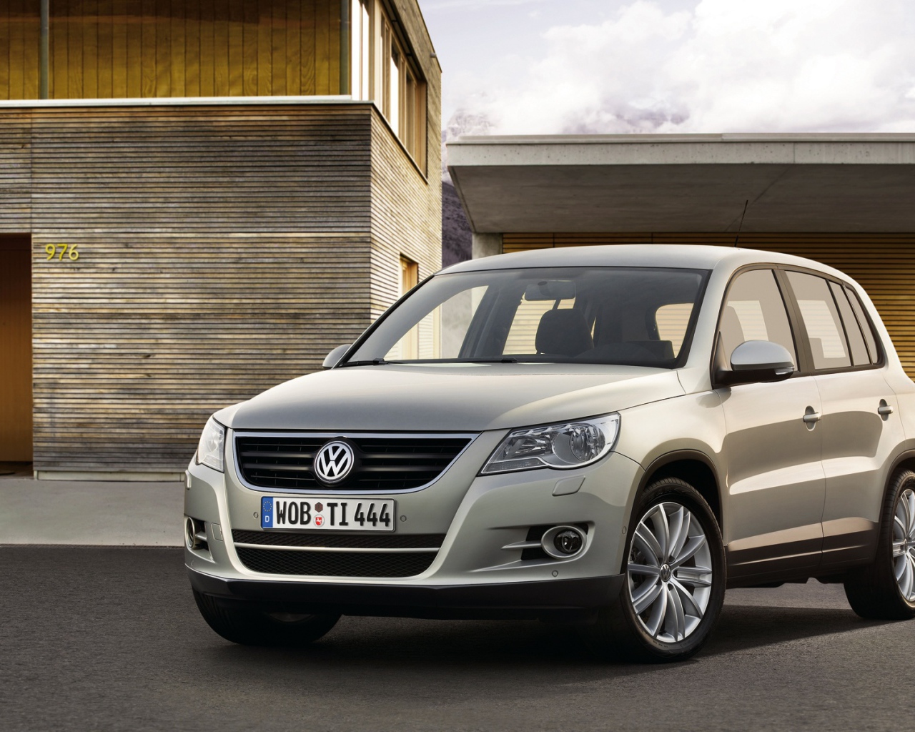 Автомобиль Volkswagen Tiguan на дороге