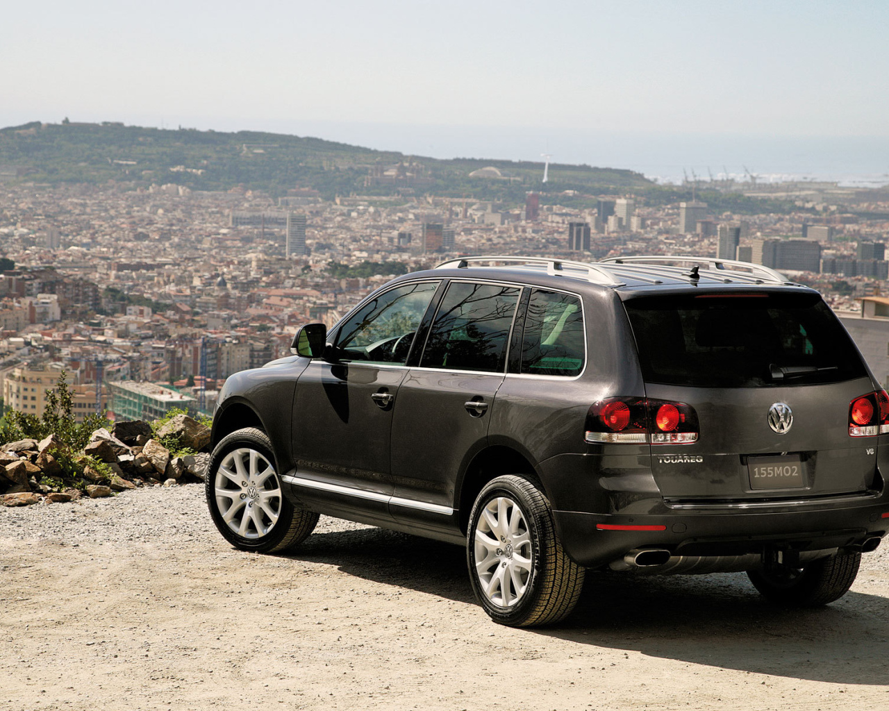 Автомобиль Volkswagen Touareg на дороге