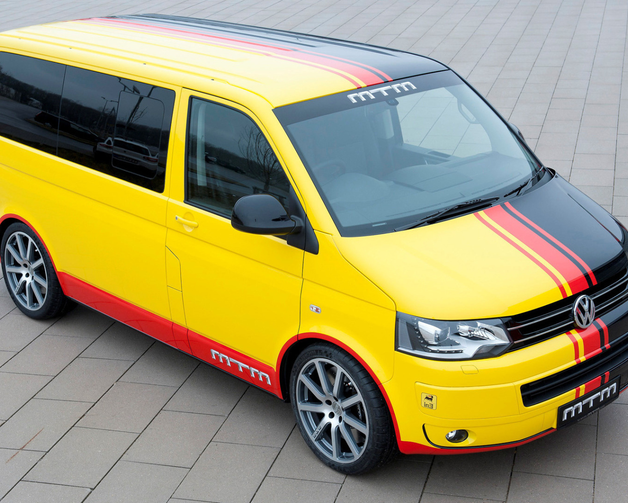 Автомобиль Volkswagen Transporter на дороге