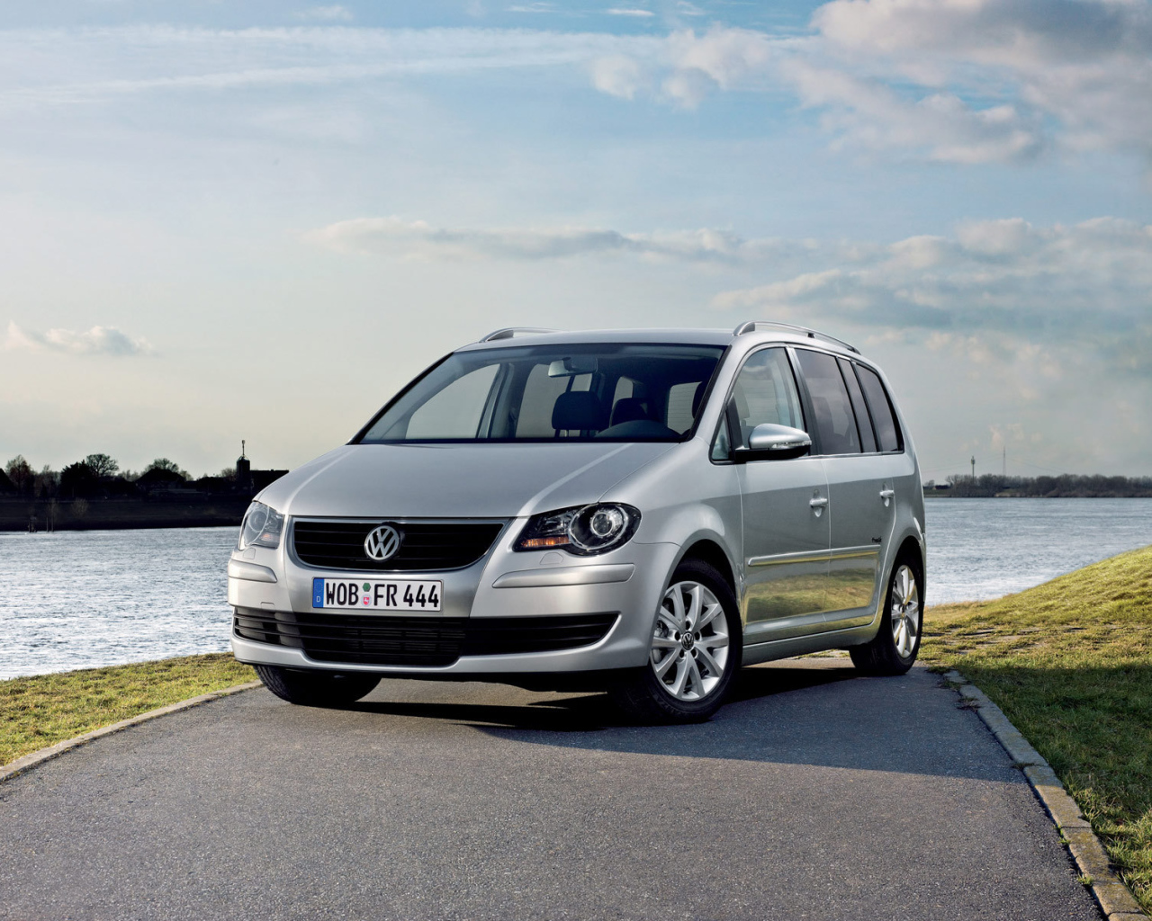 Новая машина Volkswagen Touran