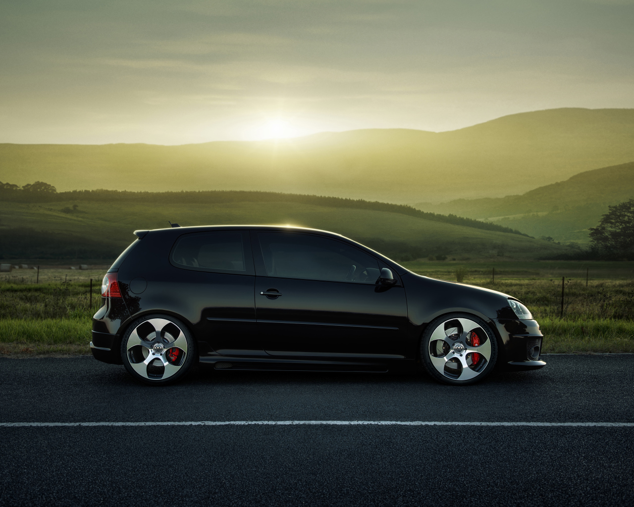 Фольксваген гольф на дороге