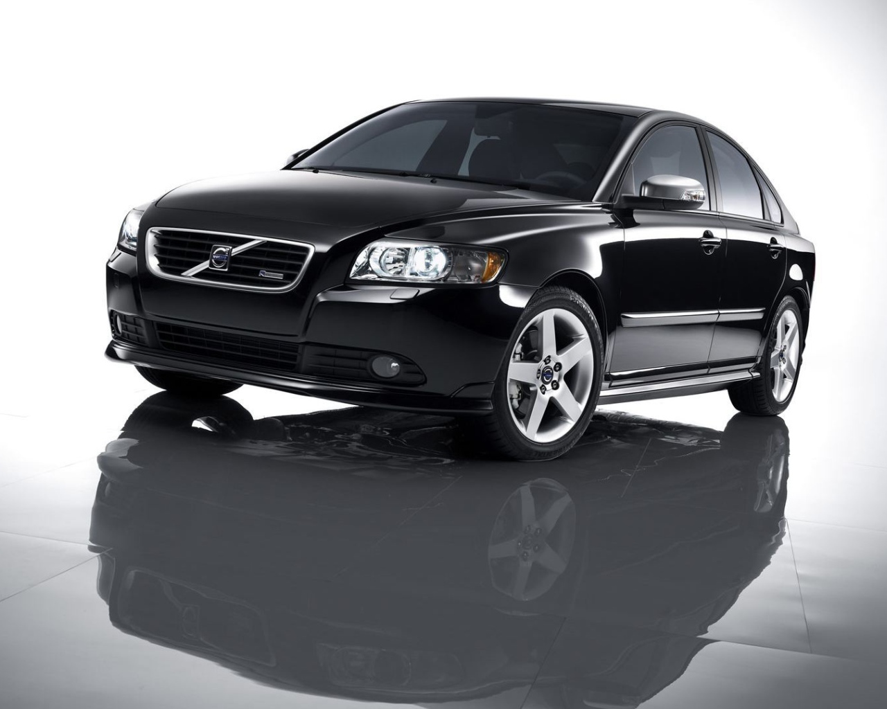   Красивый автомобиль Volvo s40 в Москве