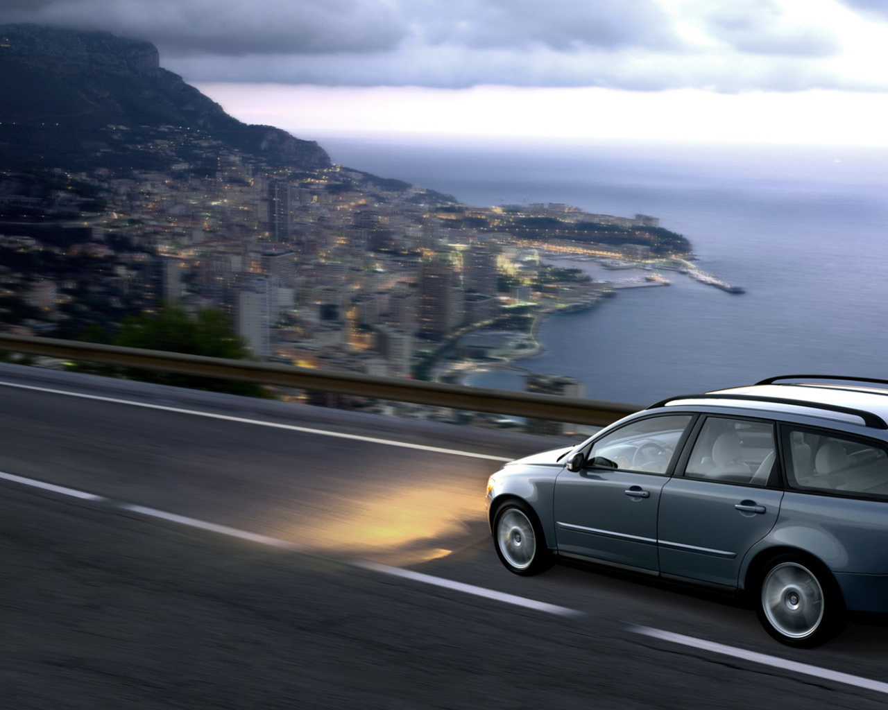 Красивый автомобиль Volvo v50